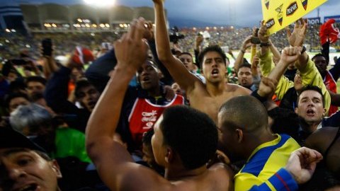 Los jugadores de Ecuador celebran, luego del triunfo 1-0 sobre Uruguay en el estadio Olímpico de Atahualpa