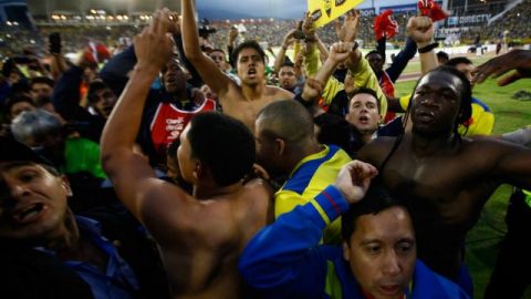Los jugadores de Ecuador celebran, luego del triunfo 1-0 sobre Uruguay en el estadio Olímpico de Atahualpa