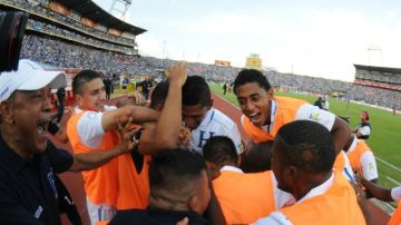 Jerry Bengtson celebra con sus compañeros su gol, que le dio el triunfo a Honduras 1-0 sobre Costa Rica