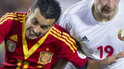 El delantero de la selección española de fútbol Pedro Rodríguez (i) lucha el balón con centrocampista de la selección bielorrusa de fútbol Maksim Bordachev (d)
