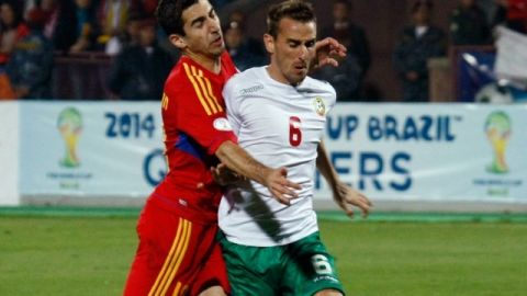 Henrikh Mkhitaryan, de Armenia, disputa el esférico con Yordan Minev, de Bulgaria