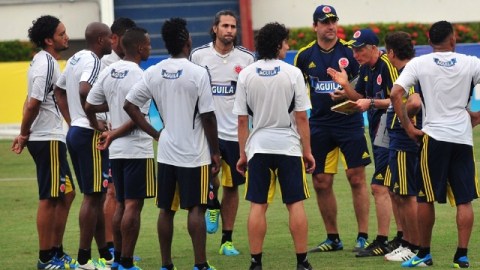 El técnico José Pekerman (der.) da instrucciones al grupo durante la práctica de ayer de la selección Colombia.