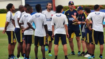 El técnico José Pekerman (der.) da instrucciones al grupo durante la práctica de ayer de la selección Colombia.