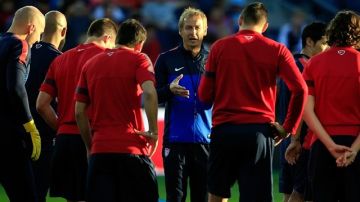 Jurgen Klinsmann (centro) clasificó a Estados Unidos con dos fechas  de anticipación  y ahora quiere  fortalecer el grupo para el Mundial.