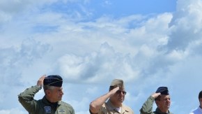 El presidente de Colombia, Juan Manuel Santos (cen.), junto a su ministro de Defensa, Juan Carlos Pinzón (3-izq.), en un acto militar, ayer.