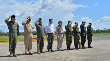 El presidente de Colombia, Juan Manuel Santos (cen.), junto a su ministro de Defensa, Juan Carlos Pinzón (3-izq.), en un acto militar, ayer.