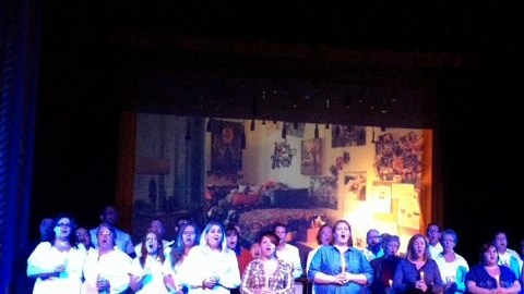 'Beyond the Fence' es un musical dramático que se representa en Long Beach.