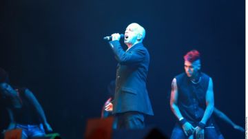 Neil Tennant (centro), vocalista de la agrupación británica, en un  concierto en México.