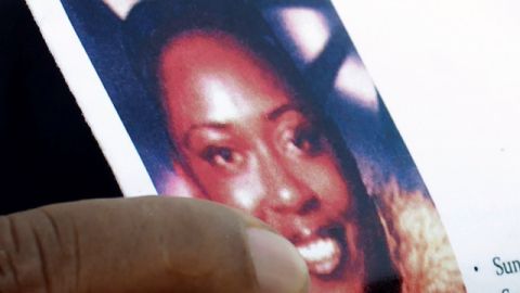 La Fiscalía presentó ayer cargos de asalto y abuso contra una agente del LAPD por la muerte de Alesia Thomas.