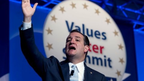 El Senador Ted Cruz se dirige a los asistentes de la Cumbre de Valores de Votantes en Washington