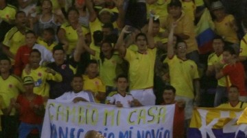 Camiseta en mano, el colombiano  Radamel Falcao celebra en el estadio de Barranquilla  la clasificación de su selección a la Copa del Mundo.