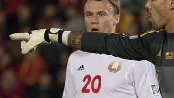 El portero de la selección española de futbol, Víctor Valdés, hace indicaciones a su defensa en el duelo ante Bielorrusia.