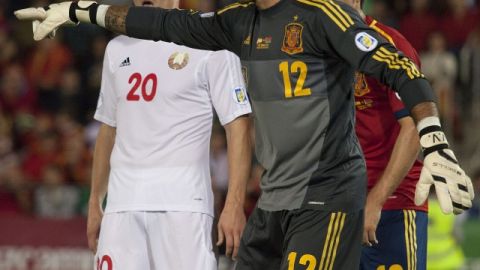 El portero de la selección española de futbol, Víctor Valdés, hace indicaciones a su defensa en el duelo ante Bielorrusia.