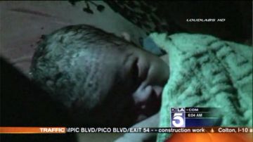 La bebé descansa después de nacer en la autopista 405 en Los Ángeles.