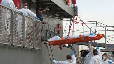 Un cadáver es bajado de un barco de la armada maltesa en el puerto de Valletta.
