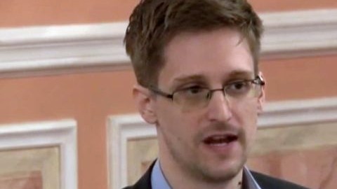 El exconsultor de inteligencia estadounidense Edward Snowden, habla durante la ceremonia de presentación del Premio Sam Adams en Moscú, Rusia.