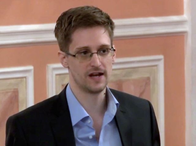 El exconsultor de inteligencia estadounidense Edward Snowden, habla durante la ceremonia de presentación del Premio Sam Adams en Moscú, Rusia.