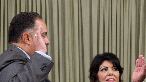 El presidente de la Asamblea, John Pérez (izq) toma la protesta del nuevo asambleísta demócrata Fre.ddie Rodríguez