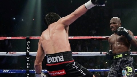 Juan Manuel Márquez está a punto de caer en el último round tras ser conectado por Timothy Bradley.