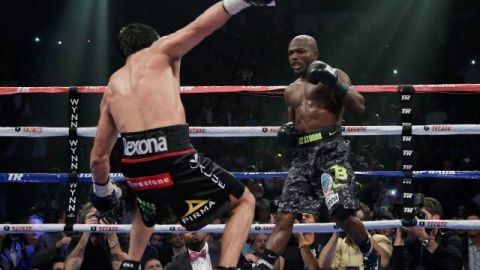Juan Manuel Márquez está a punto de caer en el último round tras ser conectado por Timothy Bradley.
