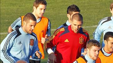 Los jugadores de la selección española, durante el entrenamiento efectuado esta tarde en las instalaciones de la Ciudad del Fútbol, en Las Rozas, donde preparan el partido que les enfrenta el martes a Georgia, de clasificación para el Mundial Brasil 2014. EFE