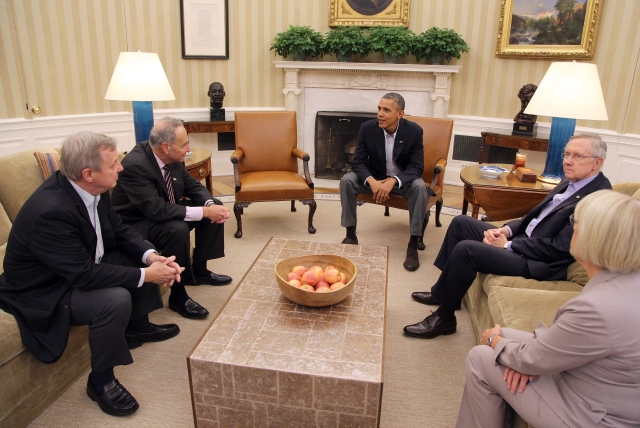 El presidente  Barack Obama reunido con los líderes demócratas del Senado (de izq. a der.) Dick Durbin, Chuck Shumer, Harry Reid y Patty Murray  en la oficina oval.