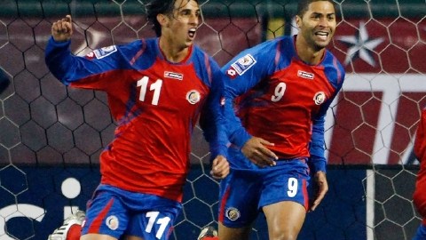 Los internacionales Bryan Ruiz (izq.) y Álvaro Saborío, las principales armas ofensivas de Costa Rica, que recibe a México el martes.