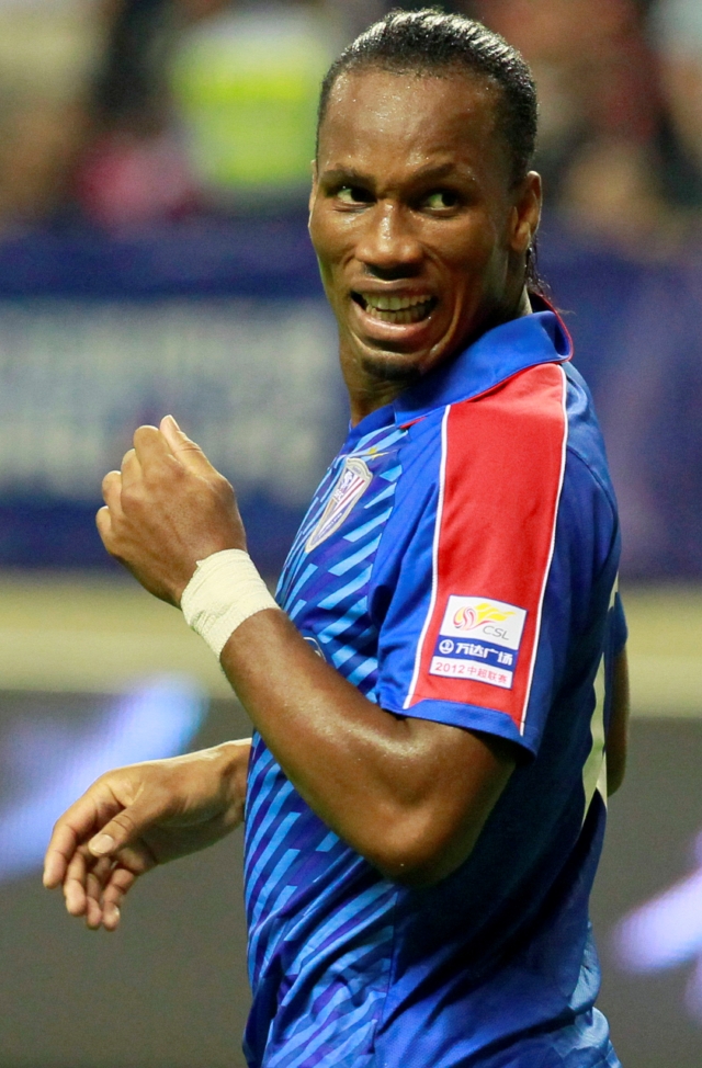 Didier Drogba marcó el primer gol al 5' ante Senegal.