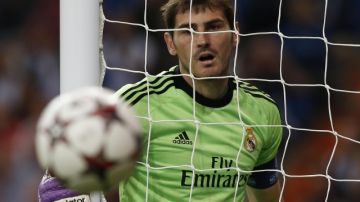 El guardameta del Real Madrid, Iker Casillas, se queda pese a que no juega en la Liga, desplazado a la suplencia por Diego López.