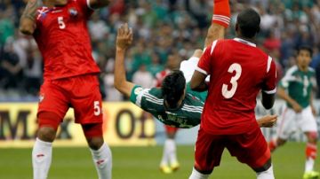 Raúl Jiménez (centro) puso a soñar de nuevo a toda la afición de  México con un espectacular gol que le dio una sufrida victoria por 2-1 sobre Panamá.
