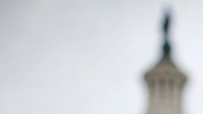 La atención sobre una posible solución a la crisis se ha desplazado a las negociaciones entre el líder de la mayoría del Senado, Harry Reid (foto) y el líder de la minoría de la Cámara de Representantes, Mitch McConnell.