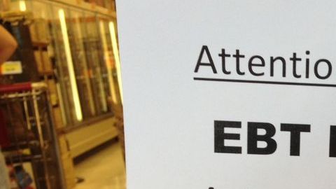 Beneficiarios de cupones de alimentos de 17 estados no pueden acceder a los beneficios debido a un fallo del proveedor,  en la foto, aviso a clientes en un supermercado de Los Ángeles.