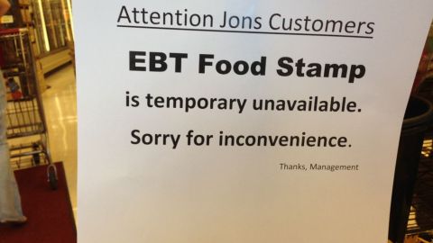 Beneficiarios de cupones de alimentos de 17 estados no pueden acceder a los beneficios debido a un fallo del proveedor, en la foto, aviso a clientes en un supermercado de Los Ángeles.