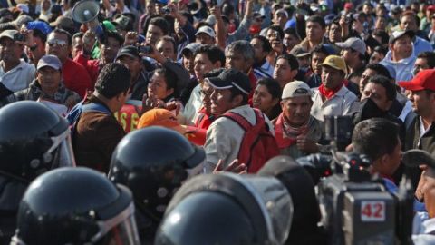 Unos mil maestros protestan el 1 de octubre de 2013, contra una reforma educativa bloqueando calles de acceso al aeropuerto internacional de Ciudad de México.