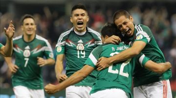 El jugador mexicano Raúl Jiménez (c) celebra con sus compañeros después de anotar un gol de chilena ante Panamá, este viernes 11 de octubre de 2013, durante un partido por la eliminatoria mundialista de la Concacaf en el Estadio Azteca, en Ciudad de México (México). EFE