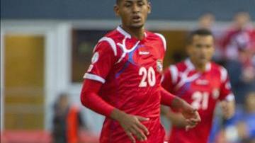 Fotografía tomada el pasado 11 de junio en la que se registró al futbolista Damarcus Beasley (d), de Estados Unidos, al disputar un balón con Marcos Sánchez, de Panamá (i), durante un partido de las eliminatorias de la Concacaf para el mundial de Brasil 2014, en Seattle (EE.UU.). EFE/ Archivo