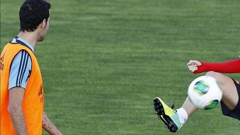 El centrocampista de la selección española Andrés Iniesta, durante un entrenamiento en las instalaciones de la Ciudad del Fútbol, en Las Rozas. EFE