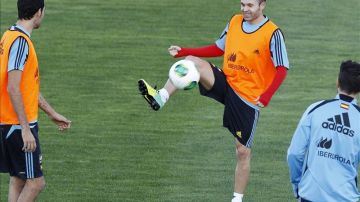 El centrocampista de la selección española Andrés Iniesta, durante un entrenamiento en las instalaciones de la Ciudad del Fútbol, en Las Rozas. EFE