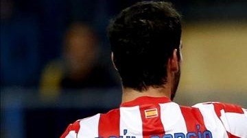 El delantero del Atlético de Madrid Adrián López (d) celebra un gol junto al centrocampista Raúl García (i). EFE/Archivo