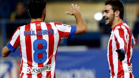El delantero del Atlético de Madrid Adrián López (d) celebra un gol junto al centrocampista Raúl García (i). EFE/Archivo