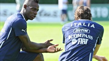 El jugador de la selección italiana de fútbol Mario Balotelli (izda) conversa con su compañero Riccardo Montolivo (dcha) durante un entrenamiento de su selección. EFE/Archivo