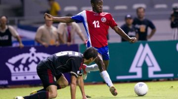 Joel Campbell (12), delantero de Costa Rica, afirma que al Tricolor le falta humildad con los rivales.