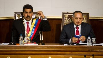 El presidente de Venezuela, Nicolás Maduro (izq.), cuando presentó  la solicitud de poderes especiales para  luchar contra la corrupción.
