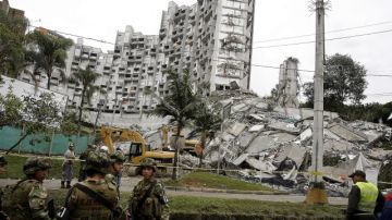 Vista de los equipos de socorro frente a los escombros de la Torre 6 del Edificio Space, que se desplomó  en Medellín, Colombia.