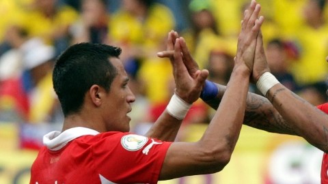 Alexis Sánchez (zq.),  de Barcelona,  y  Arturo Vidal, de Juventus, son las  estrellas de la selección chilena que juega mañana  ante Ecuador.