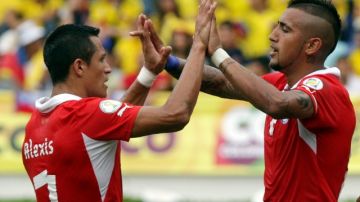 Alexis Sánchez (zq.),  de Barcelona,  y  Arturo Vidal, de Juventus, son las  estrellas de la selección chilena que juega mañana  ante Ecuador.
