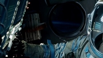 Sandra Bullock sigue liderando la taquilla con 'Gravity'.