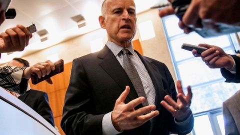 Jerry Brown dijo que no creía prudente incluir otro elemento complejo a los problemas que enfrenta el estado.