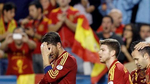 Los jugadores de la selección española celebran su calificación a Brasil.