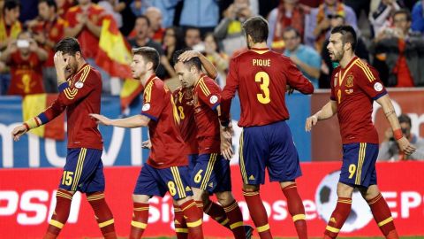 Los jugadores de la selección española celebran su calificación a Brasil.